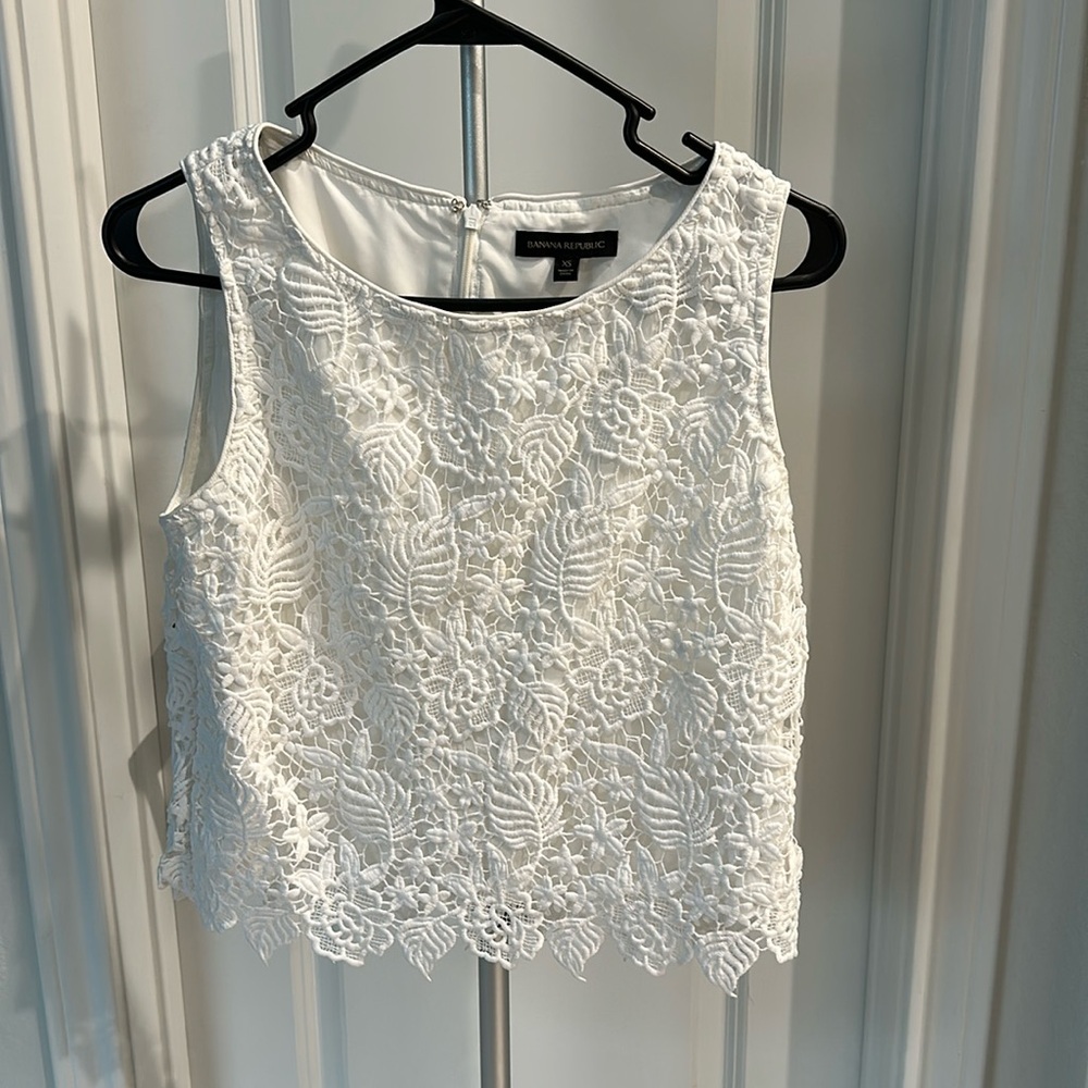 Banana Republic women’s lace fully lined zipper back top